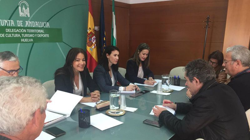 Ponen a disposición del sector de la fresa mediadoras interculturales para atender las dudas de las temporeras