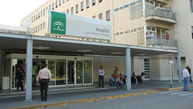 Trasladan al hospital a un bebé, una niña de 3 años y una mujer de 58 tras incendiarse su vivienda