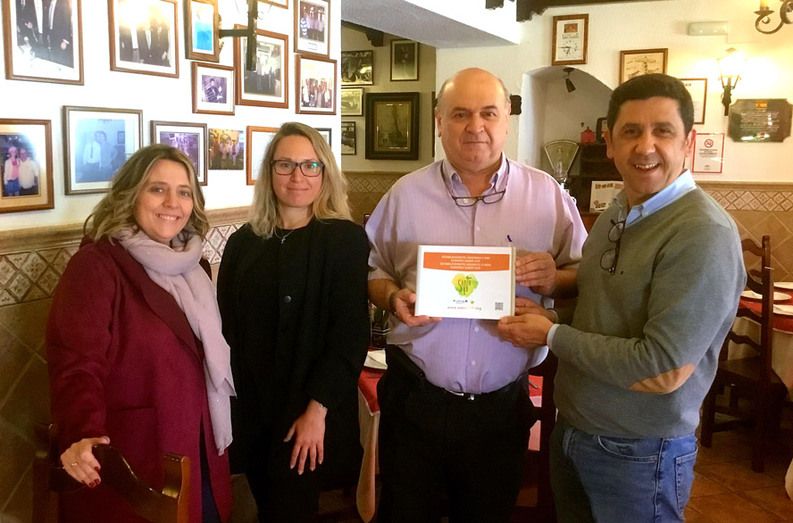 El alcalde de Ayamonte entrega los distintivos del programa europeo 'Sabor Sur'
