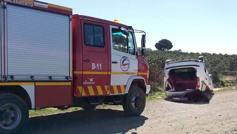 Tres hospitalizados al volcar un vehículo tras una salida de vía en Villablanca