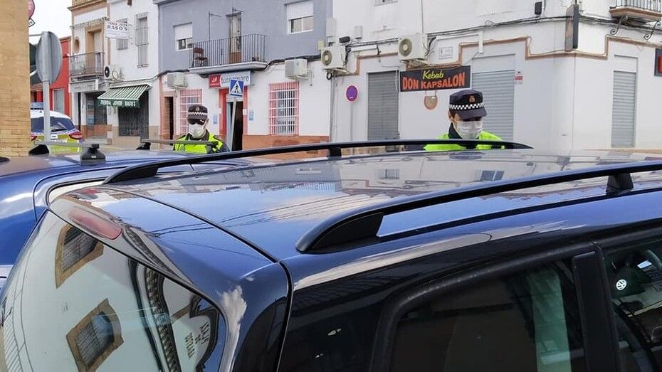 La Policía Local de Rociana denuncia a los nueve ocupantes de un vehículo, 'algo intolerable a estas alturas'