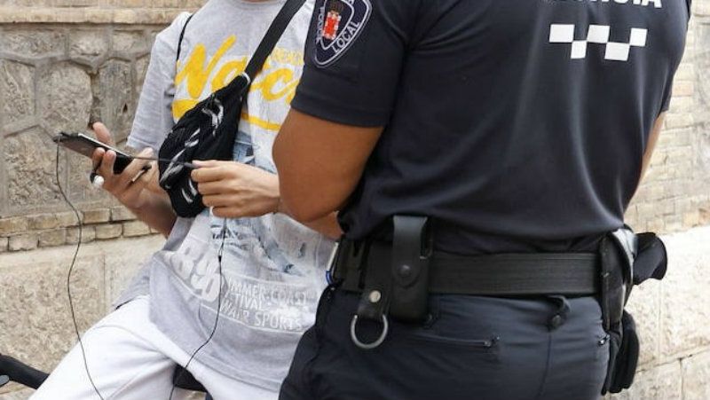 Almonte pone más de veinte denuncias por beber en la vía pública o juntarse con varios amigos a fumar una 'cachimba'