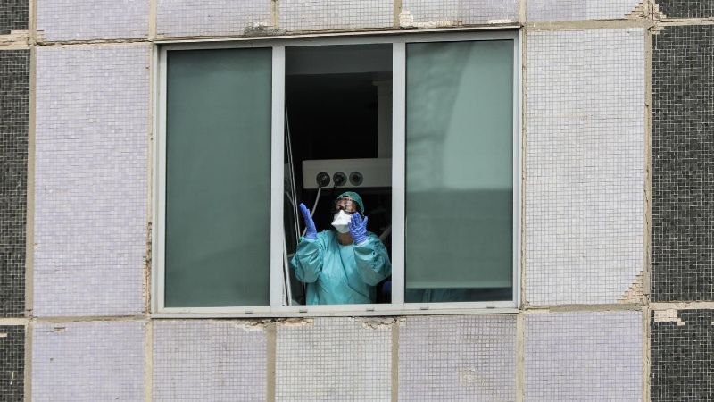 La mitad de los 13.000 hospitalizados en España tiene más de 70 años