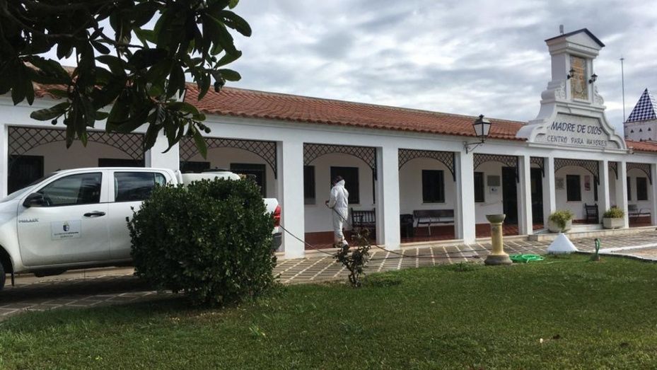 Almonte se encarga de comprarle alimentos y retirarle medicamentos de las farmacias a sus mayores