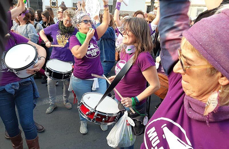 La Huelva feminista exige igualdad en otro 8M multitudinario