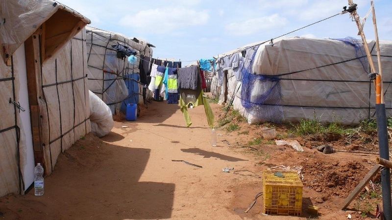Un temporero africano demanda a las administraciones por confinarlo 'en un chabola sin servicios'