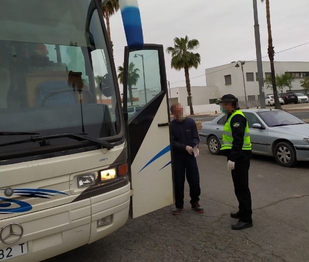 Jóvenes consumiendo estupefacientes, el que salió a fumar o daba vueltas con el coche, entre los 60 denunciados en Cartaya