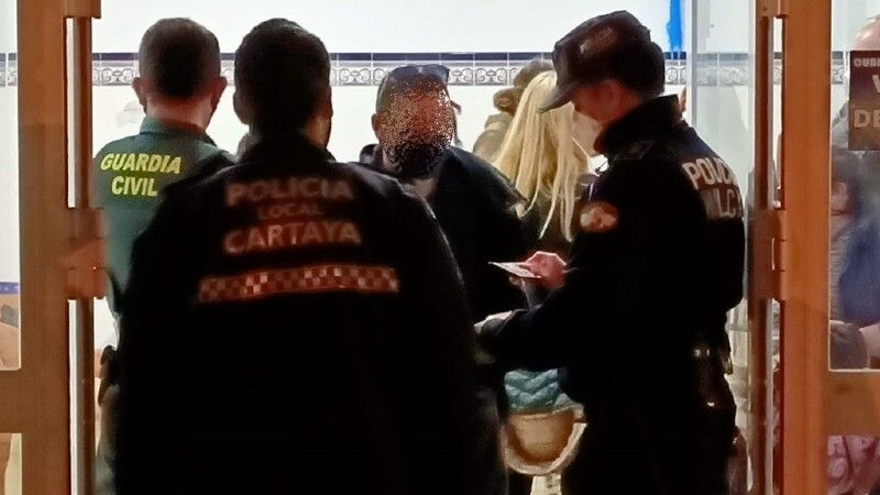 Denuncian a 10 personas por celebrar una fiesta no autorizada en un local de Nuevo Portil