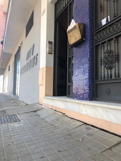 Una vecina del barrio Costa de la Luz sufre un accidente debido al mal estado de las infraestructuras