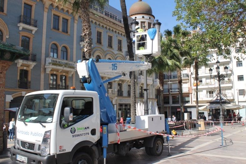 El Ayuntamiento de Huelva instala cámaras de videovigilancia en las farolas de la plaza de Las Monjas