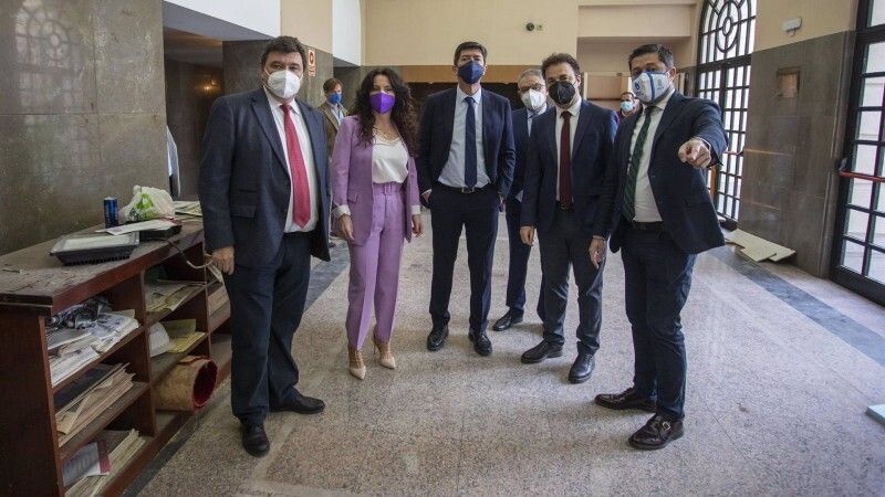 El alcalde tilda a los onubenses de 'muy disciplinados' y cree que los datos de la bajada de la tasa son 'fantásticos'