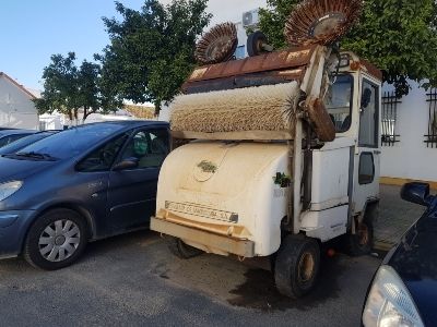 El Ayuntamiento de Hinojos subasta dos vehículos municipales debido a su deterioro