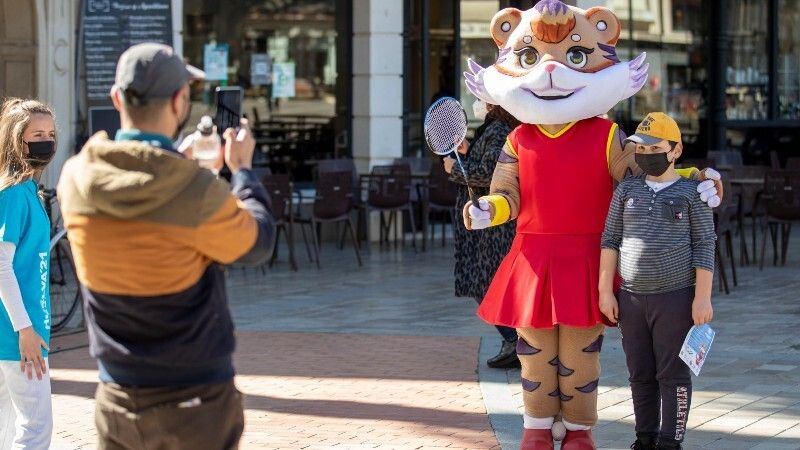 La tigresa de bengala 'Onuba' llega a Huelva y conquista a los ciudadanos que paseaban por el centro de la capital