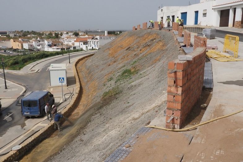 El Ayuntamiento de Palos de la Frontera entrega seis cheques vivienda y diez becas matrícula