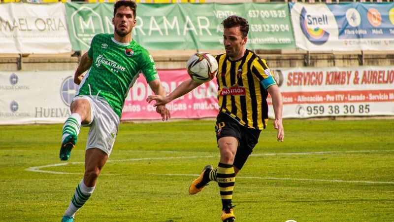 El San Roque tumba al gallito Cacereño y sueña con algo más que la salvación (2-0)