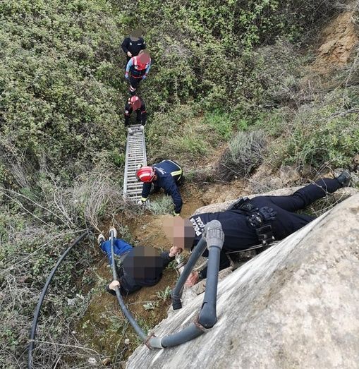 Rescatan en Aracena a un niño que se había precipitado por un barranco de dos metros de altura