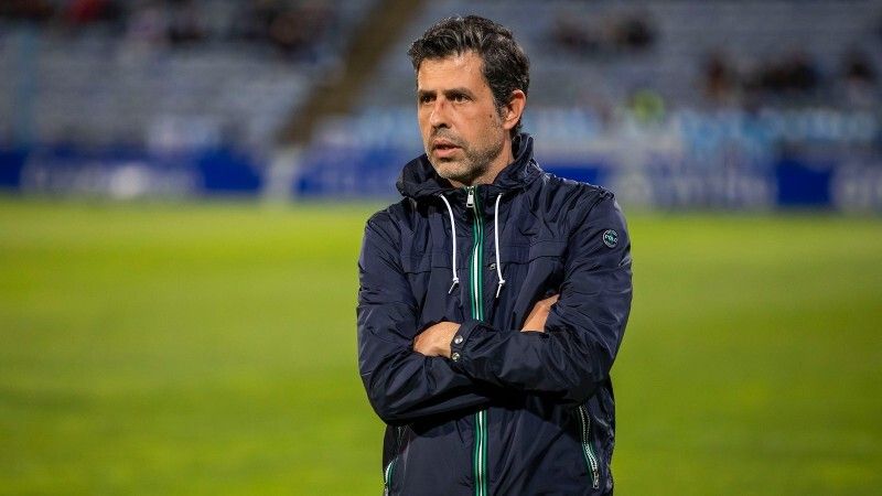 La prensa onubense 'se moja' sobre el futuro de Alberto Gallego y la plantilla del Recre