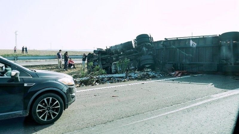 Evacuado al hospital un camionero de 45 años tras volcar su camión a la altura de Santa Olalla del Cala