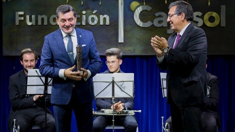 La Fundación Cajasol entrega su III Premio Gota a Gota de Pasión a Eduardo J. Sugrañes
