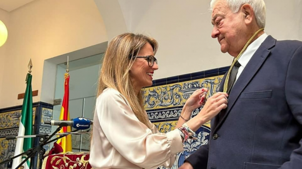 Rafael Pérez Castillo recibe la Medalla de la Ciudad en Ayamonte