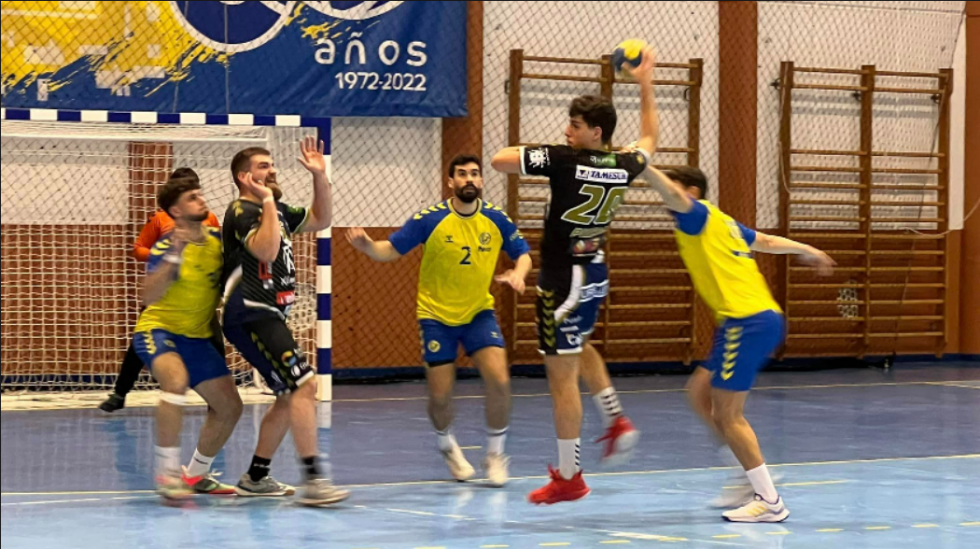 El PAN Moguer remonta al Puente Genil y luchará por el ascenso (28-26)