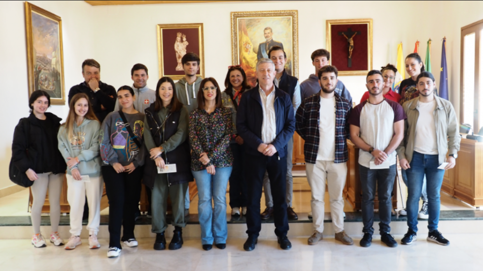Palos entrega 6.700 euros en becas a 15 jóvenes estudiantes de la localidad