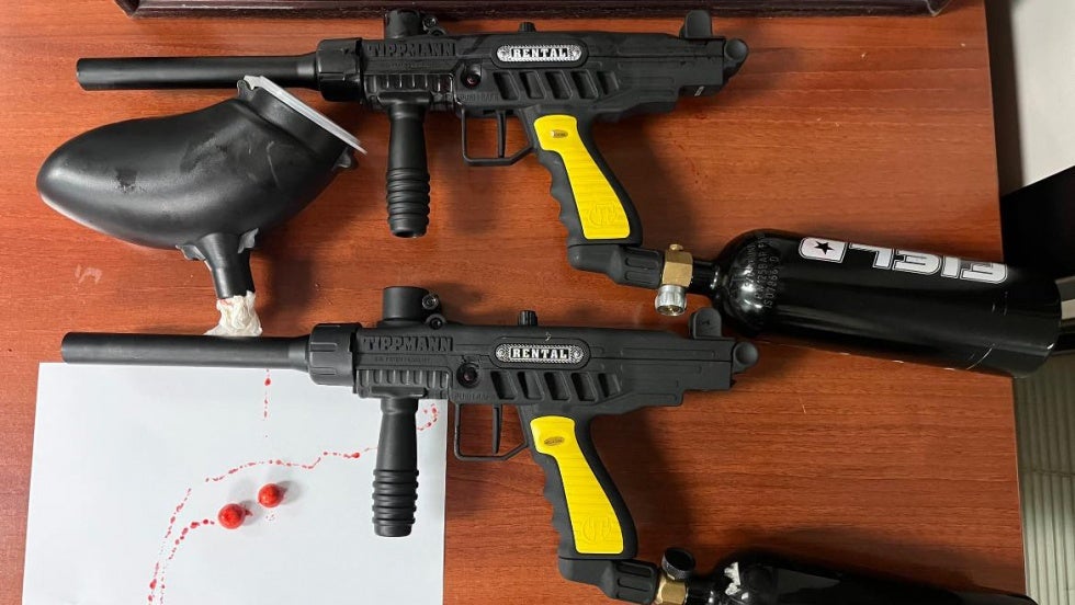 Sorprenden en Lepe a un grupo de personas con pistolas de 'paintball'
