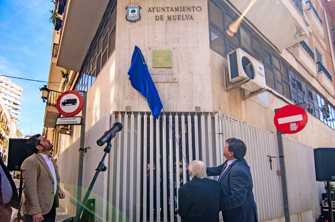 Un relieve junto a la plaza Niña homenajea desde hoy al poeta José Manuel de Lara