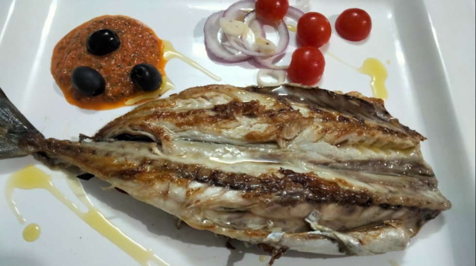 Tonino con harissa y aceitunas negras