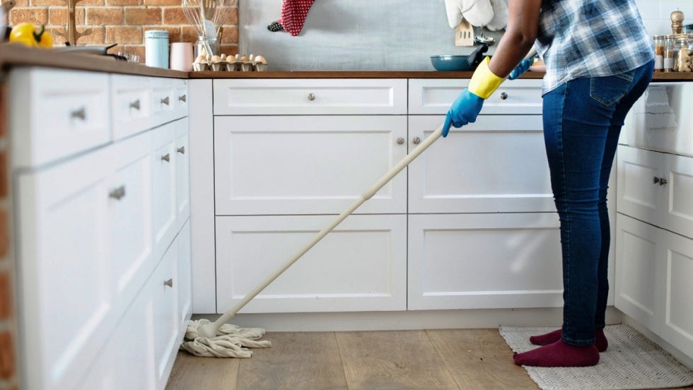 Tareas del hogar: ¿las asumen por igual mujeres y hombres? Te damos los datos