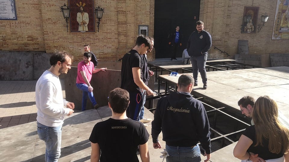 Cuenta atrás para la Semana Santa: El Polvorín instala su rampa para la salida de las hermandades