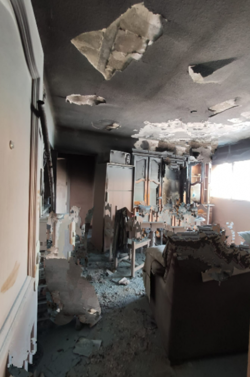 Cuatro personas resultan intoxicadas por inhalación de humo tras el incendio de una vivienda en un bloque de cuatro plantas en La Antilla