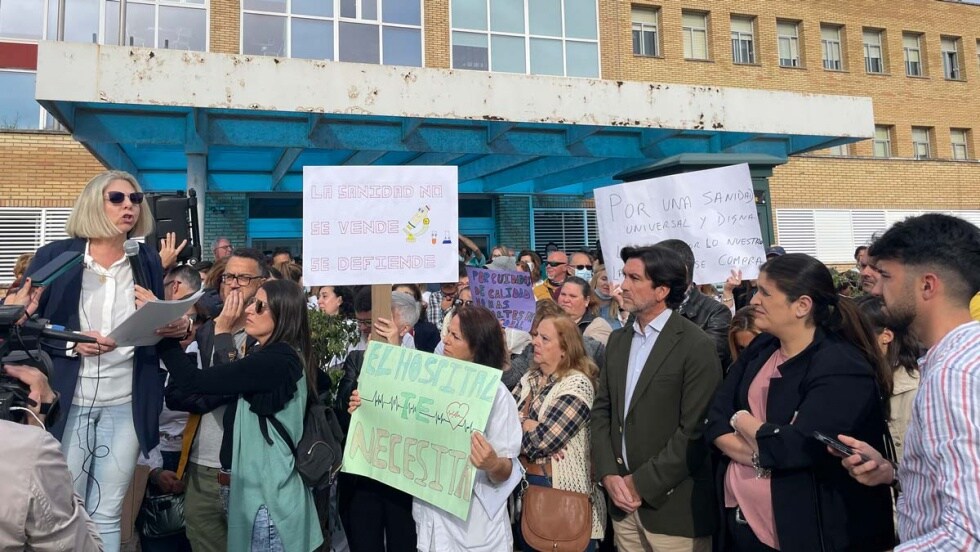 PSOE y Junta se enfrentan por la sanidad pública con el hospital de Riotinto de fondo