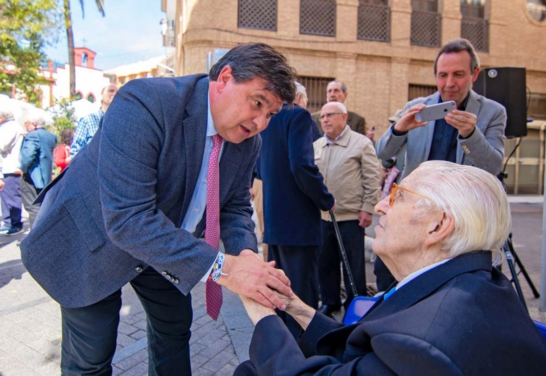 Un relieve junto a la plaza Niña homenajea desde hoy al poeta José Manuel de Lara