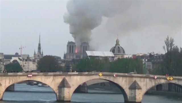 Un devastador incendio consume Notre Dame en París