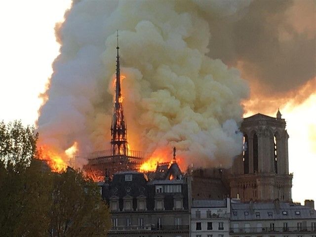 Un devastador incendio consume Notre Dame en París