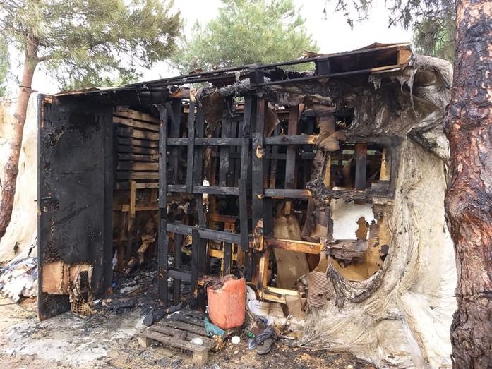 Sofocan durante tres horas un incendio en un poblado de chabolas en Palos