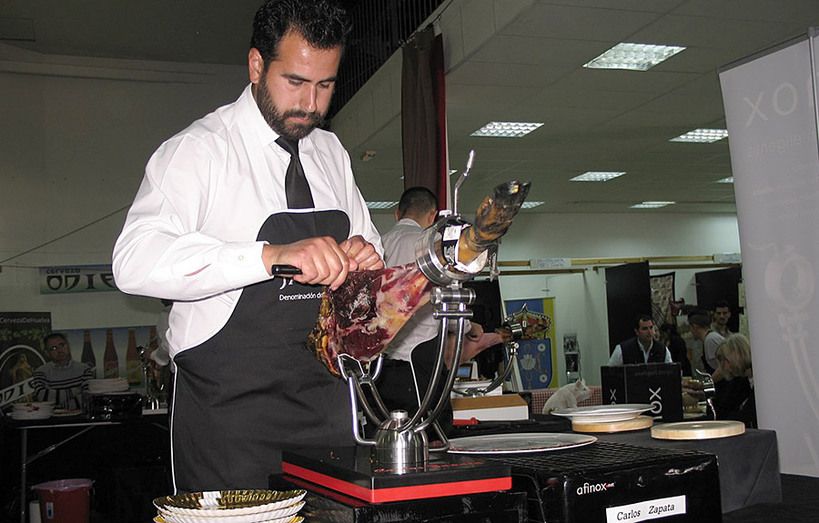 Carlos Zapata gana el concurso de cortadores de jamón de Corteconcepción