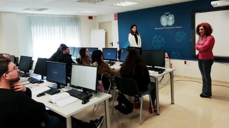 Diez jóvenes onubenses realizarán prácticas en los centros Carrefour de Huelva y Cartaya