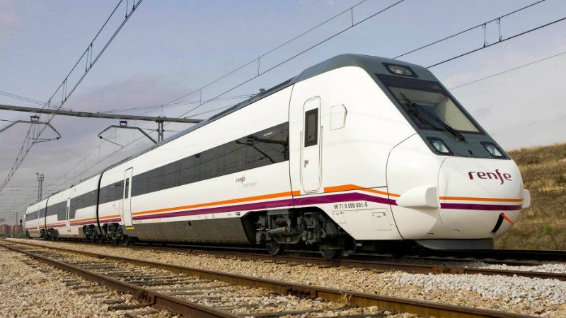 Transbordan a 20 pasajeros después de que el tren Sevilla-Huelva arrollase a un vehículo parado en un paso a nivel