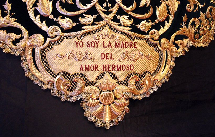 El nuevo manto de María Santísima del Amor, expuesto en el Ayuntamiento