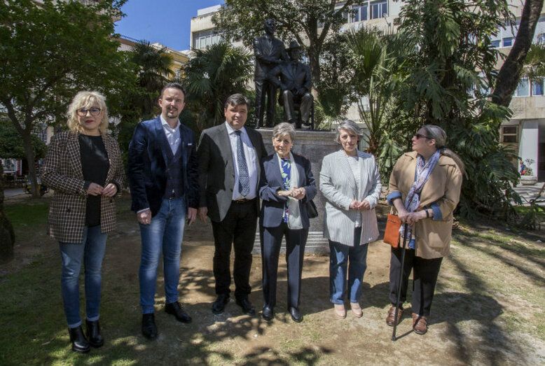 El monumento a Paco y Pepe Isidro ya preside los Jardines de la Plaza del Punto