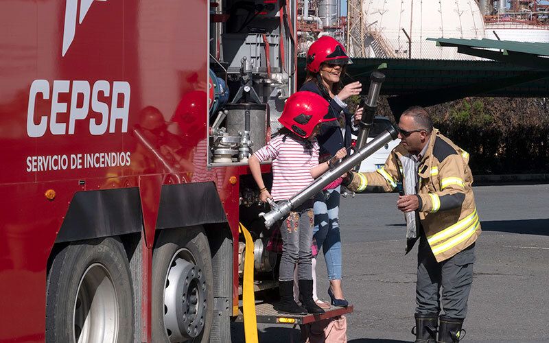 Más de 800 personas participan en las 'Jornadas de Puertas Abiertas' de Cepsa en Huelva