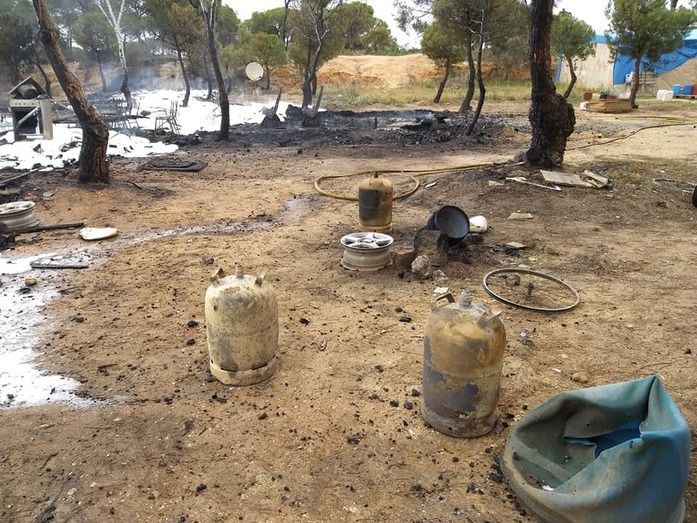 Sofocan durante tres horas un incendio en un poblado de chabolas en Palos