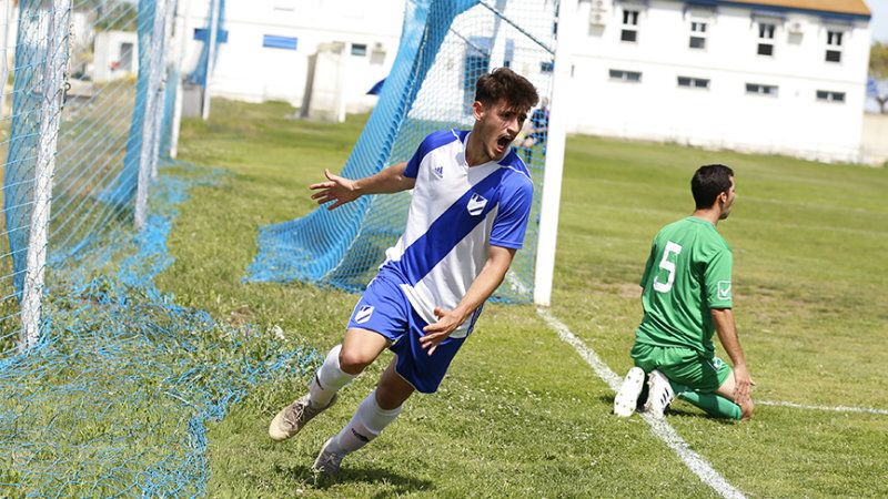 Arias acerca al Atlético Onubense a la segunda plaza ante el Rota (2-0)