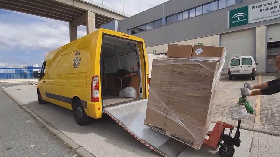 Los transportistas de mercancías y viajeros ya pueden recoger en las oficinas de Correos las mascarillas compradas por el Ministerio