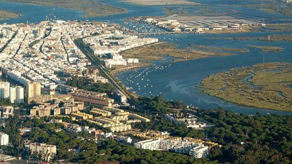 El Ayuntamiento de Isla Cristina, molesto al enterarse por redes sociales, y no por las autoridades competentes, del fallecimiento de un vecino de la localidad