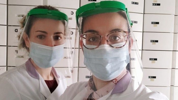 El Colegio de Farmaceúticos entrega un millar de máscaras de protección facial a las 251 farmacias de la provincia