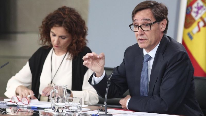 El Gobierno recomienda el uso de mascarillas a toda la población cuando viaje en transporte público