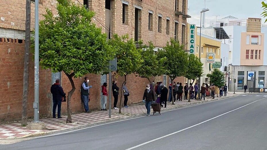 La Policía Local de Bollullos avisa de que multará a la gente que haga largas colas en las puertas de los supermercados